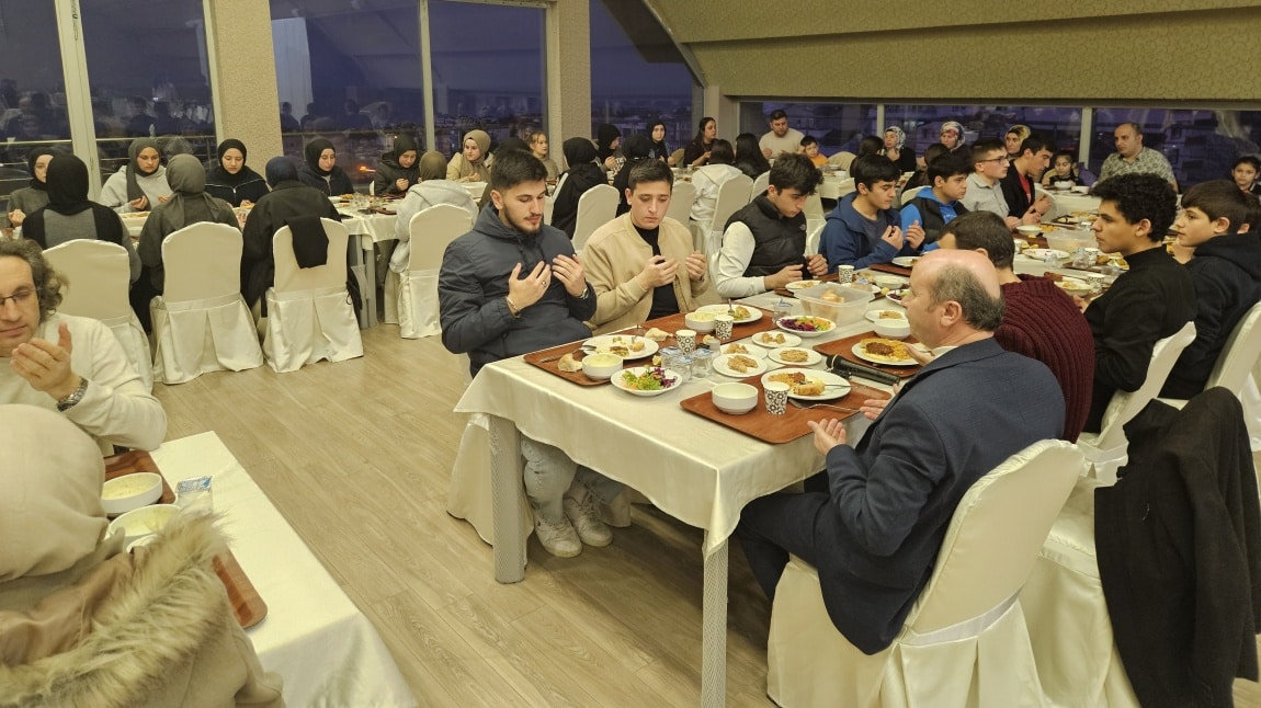 Okulumuzda öğretmenlere iftar yemeği düzenlendi