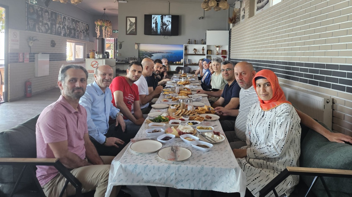 Okulumuzdan ayrılan öğretmenlerimiz için veda programı düzenlendi.
